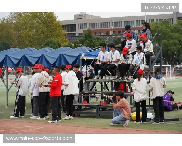 运动员花絮：赛场边的趣味互动让人暖心，运动员比赛的视频