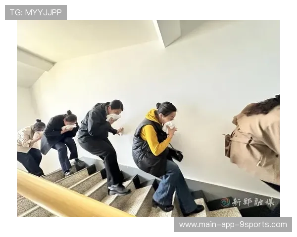比赛场馆内观众应急疏散视频演示上线与二维码投放点，应急疏散场所指示牌